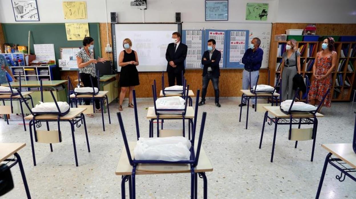 Ximo Puig y Vicent Marzà, en un aula de un colegio en Valencia