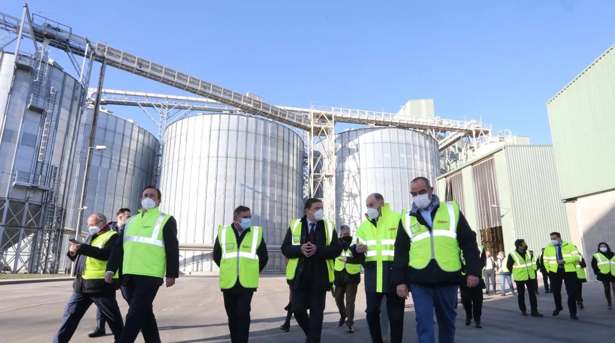 El ministro de Agricultura, Pesca y Alimentación, Luis Planas, visita las instalaciones de las fábricas de aceites y azucarera de Acor en Olmedo (Valladolid), junto al presidente de la cooperativa, Jesús Posadas