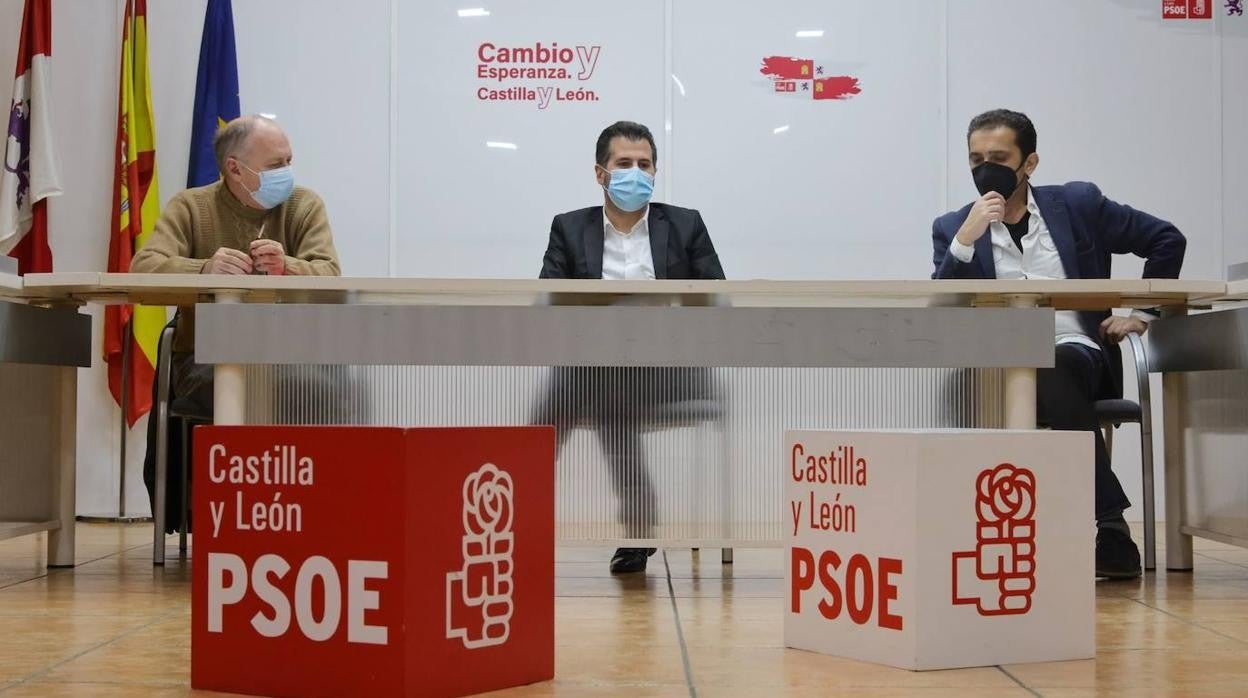 El secretario general del PSCyL y candidato a la Presidencia de la Junta, Luis Tudanca, y los secretarios general de UGT y CCOO en Castilla y León, Faustino Temprano y Vicente Andrés