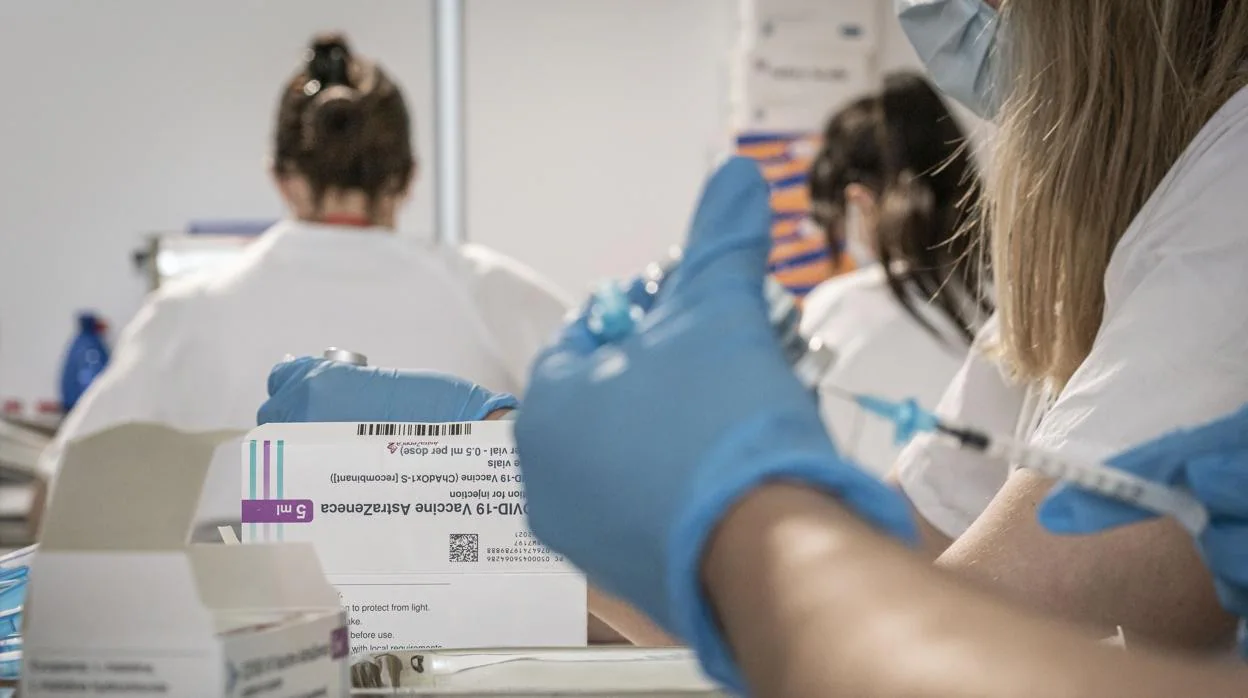 Imagen de archivo de varias enfermeras que preparan vacunas contra el coronavirus en Valencia