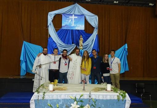 Parte del grupo de teatro que acudió a la cárcel de Valdemoro, con Rubén (sacerdote y víctima mortal) a la izquierda