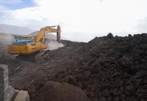 Una excavadora trabaja sobre la lava del Canino de San Isidro