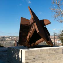 La escultura de Rafael Canogar se instala en Toledo