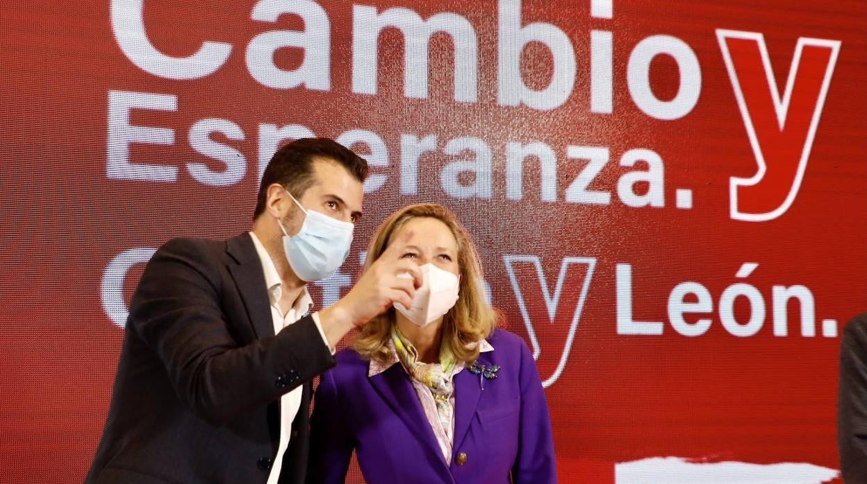 El candidato a la Presidencia de la Junta de Castilla y León, Luis Tudanca, junto a la vicepresidenta, Nadia Calviño