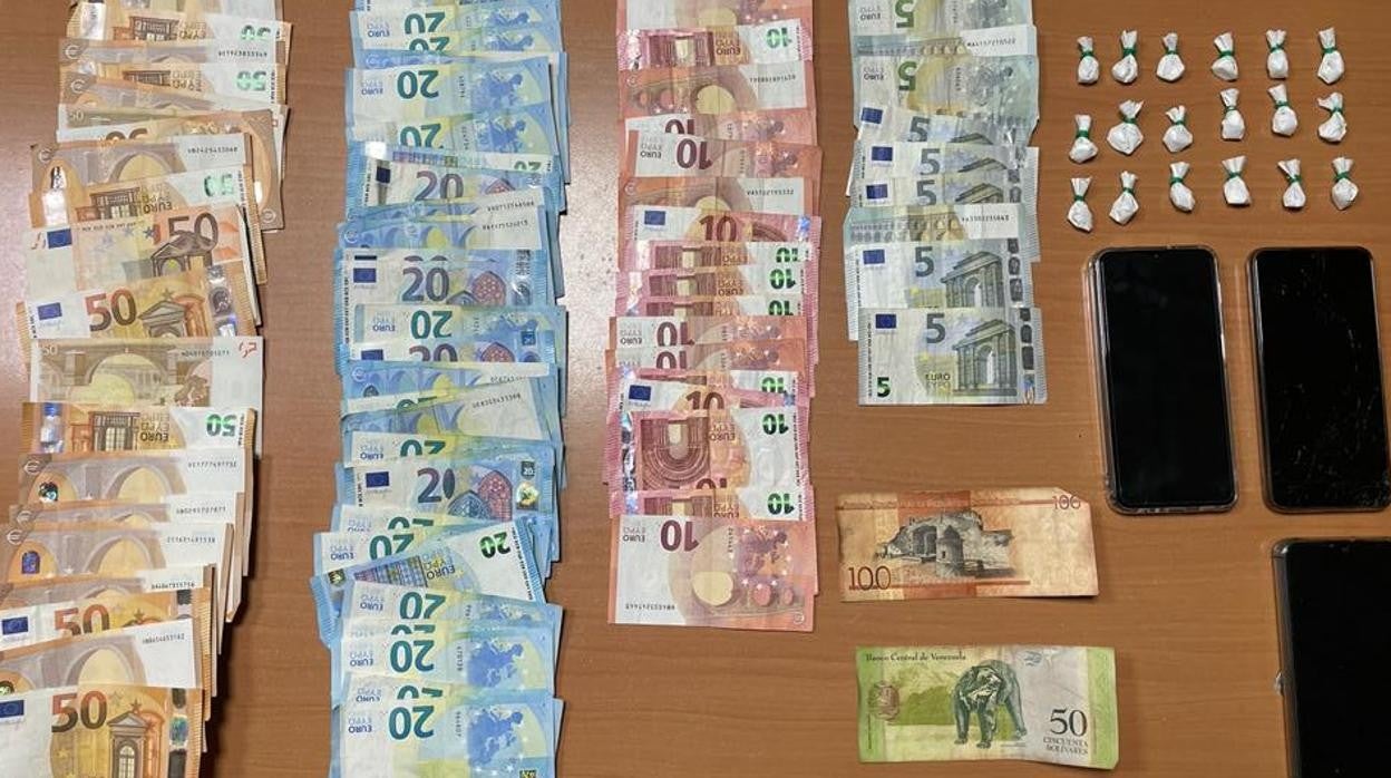 Cocaína, dinero y teléfonos intervenidos por la Guardia Civil