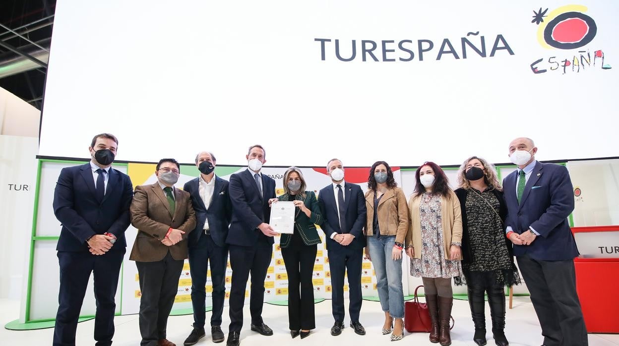 Milagros Tolón, con el título recibido en Fitur