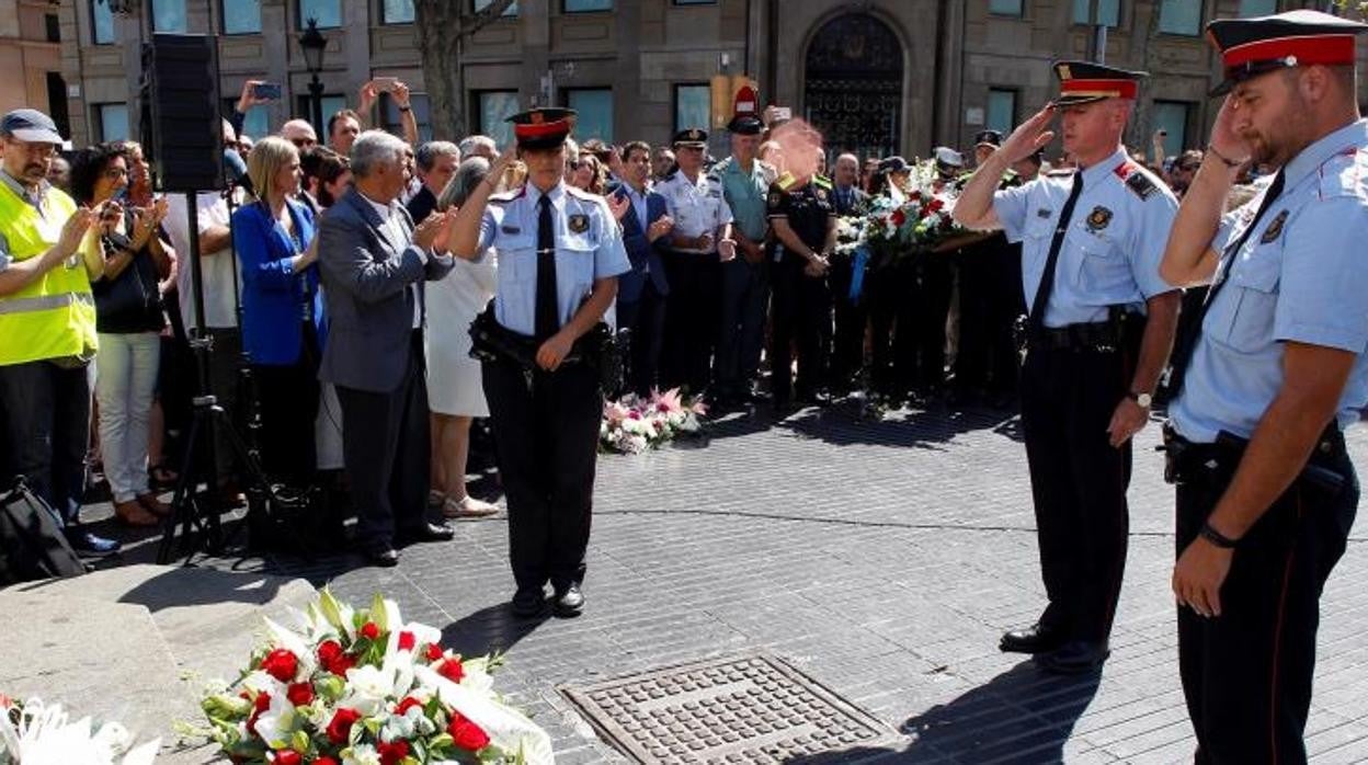 Efectivos de los Mossos durante la ofrenda floral por el segundo aniversario del 17-A en Barcelona