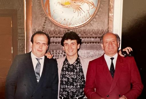 José Mota en Madrid, en 1987 , cuando actuanba en la sala Caribiana junto a Miguel, el maitre, y el jefe de sala