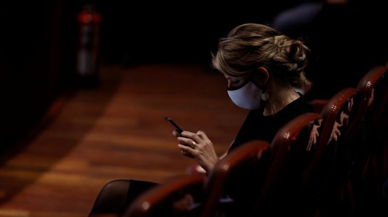 La vicepresidenta segunda del Gobierno y ministra de Trabajo, Yolanda Díaz consulta su móvil durante un acto de presentación en el Museo Reina Sofía de Madrid