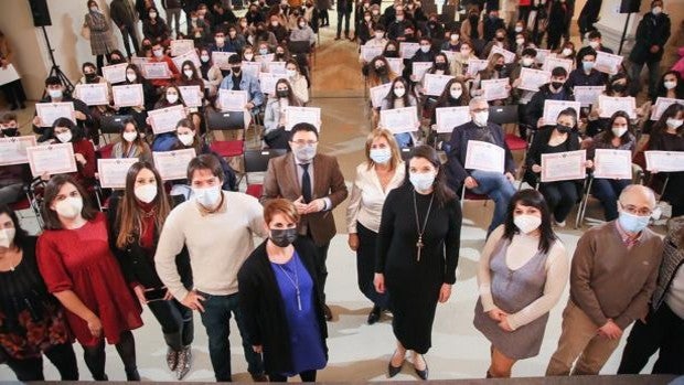 Graduación de un centenar de alumnos de la Escuela Municipal  de Idiomas