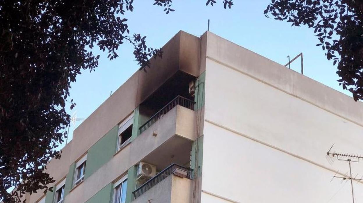 El edificio donde se ha producido el incendio mortal en Moncada