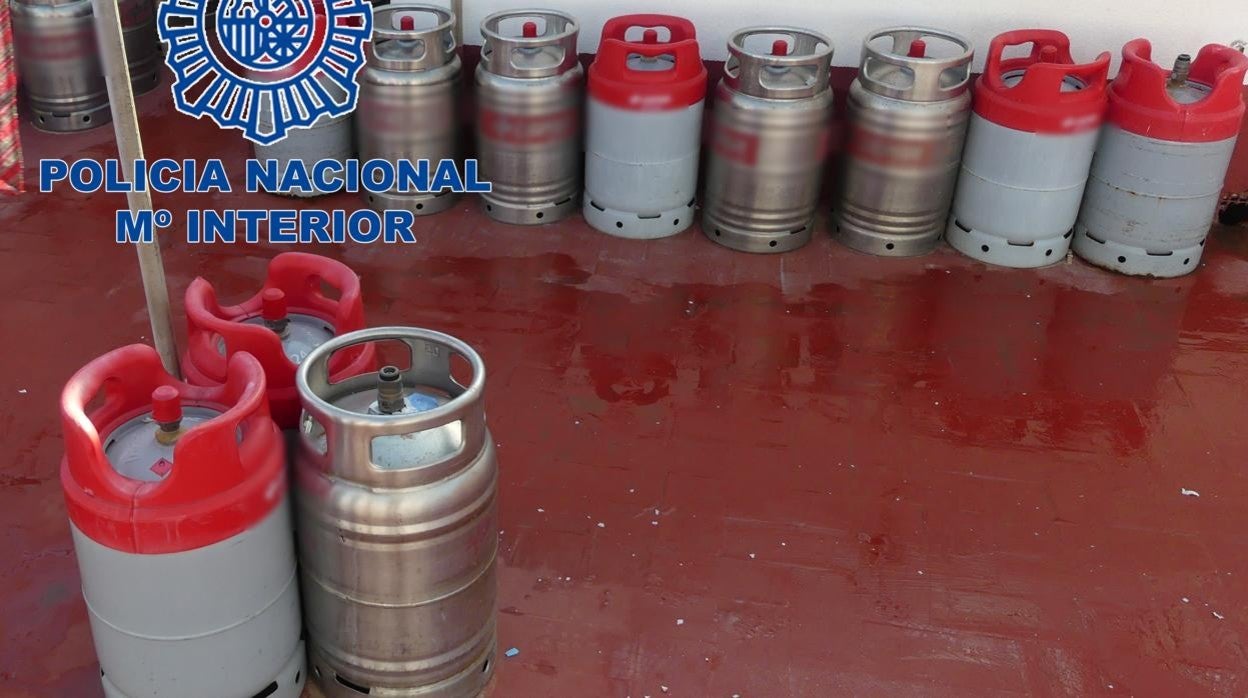 Algunas de las bombonas de butano intervenidas en la terraza del edificio en Benidorm