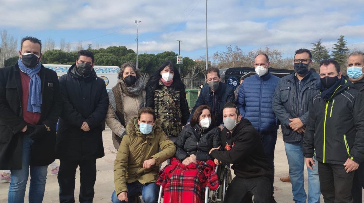 Maldonado posa junto a Merche, de El Puente del Arzobispo y diagnosticada de ELA