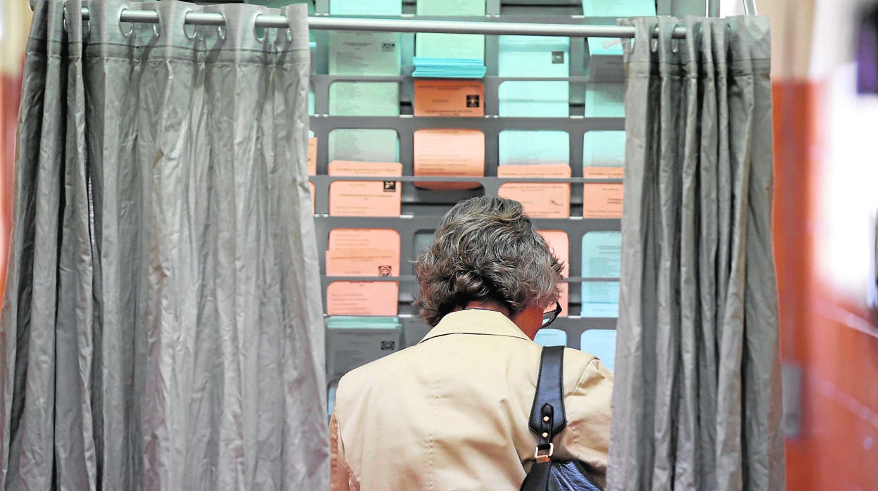 Cabina con papeletas en las elecciones autonómicas de 2019
