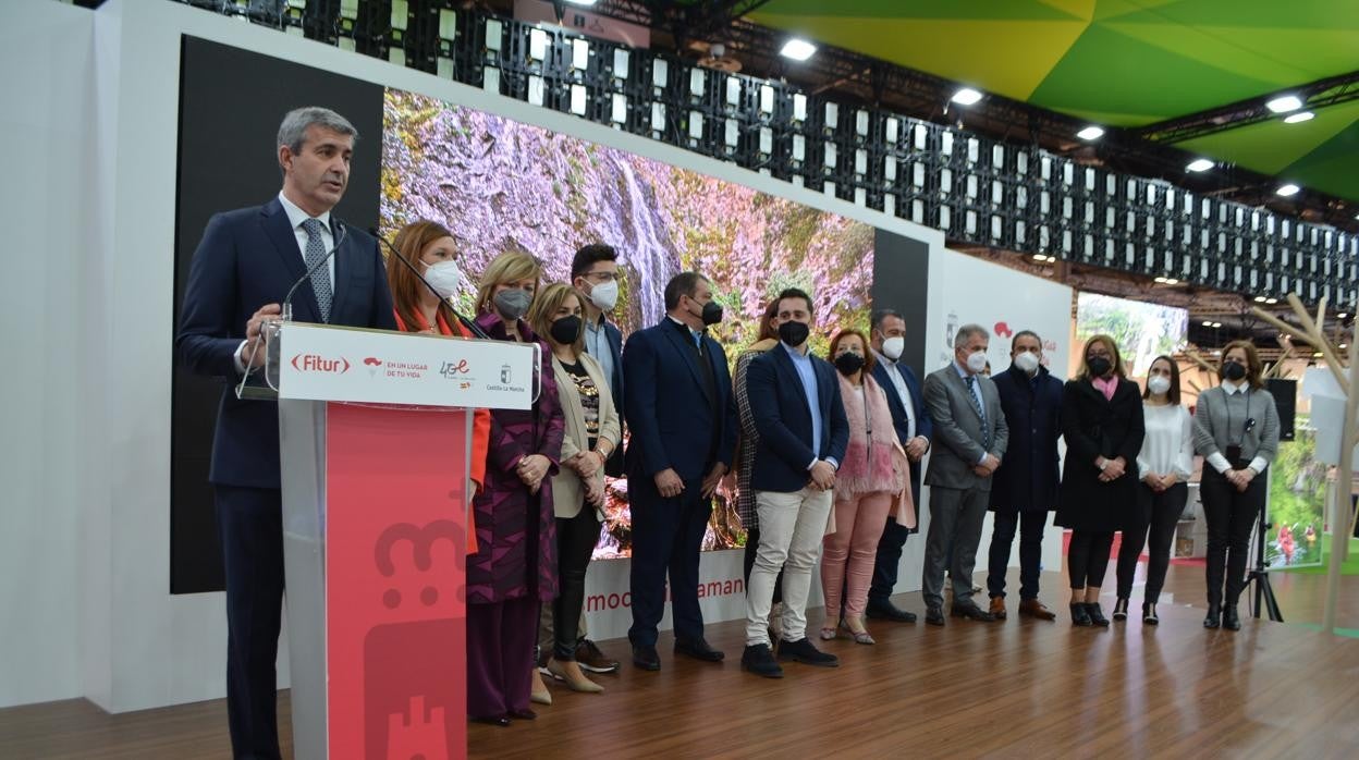 El presidente de la Diputación, Álvaro Gutiérrez, con parte de la corporación provincial, en Fitur