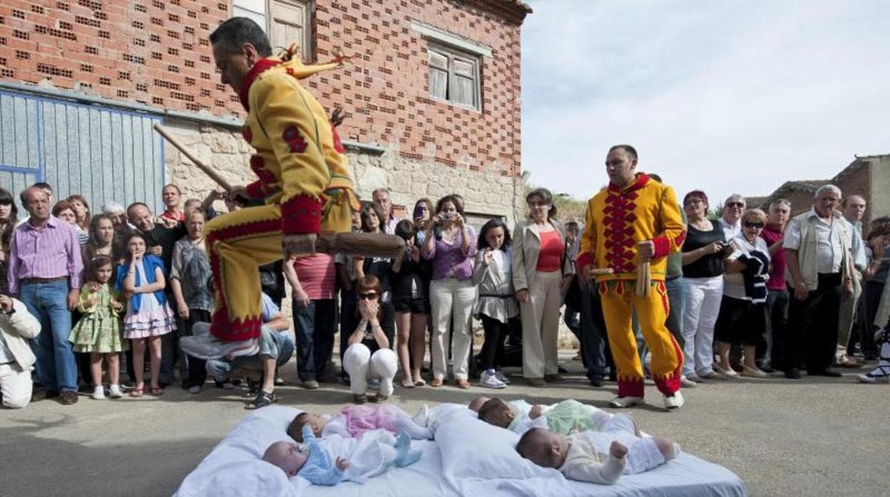 Fiesta del «salto a bebés en Castrillo de Murcia (Burgos)