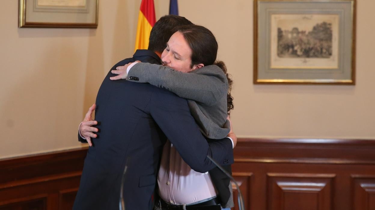 El abrazo entre Pedro Sánchez y Pablo Iglesias a finales de 2019 marca el nuevo ciclo electoral