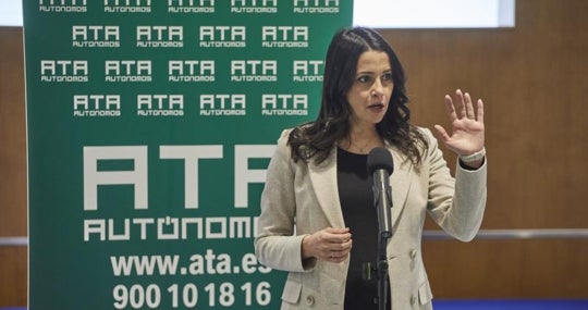 La líder de Cs, Inés Arrimadas, en su comparecencia tras la reunión con CEOE y ATA