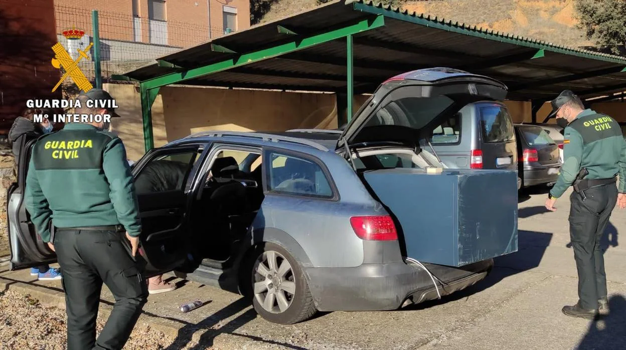 Vehículo incautado, aún con la caja fuerte de la sucursal de Mombuey, Zamora