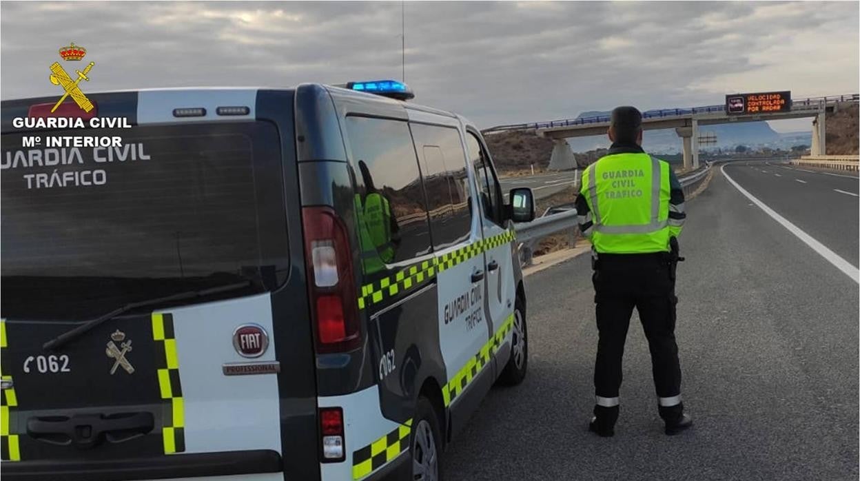 Una patrulla de tráfico de la Guardia Civil en la autovía AP-7