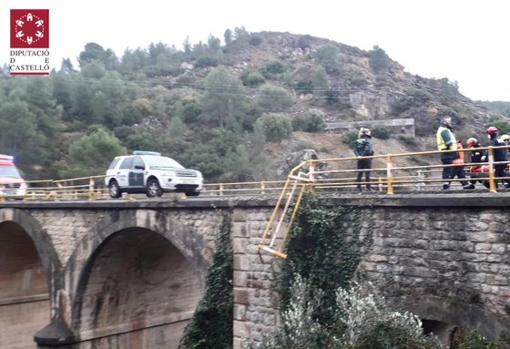 Una mujer resulta herida tras caer su coche desde un puente al río en la localidad castellonense de Navajas