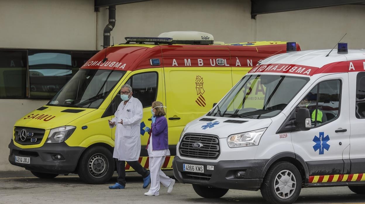 Imagen de archivo de dos ambulancias a las puertas del Hospital La Fe de Valencia