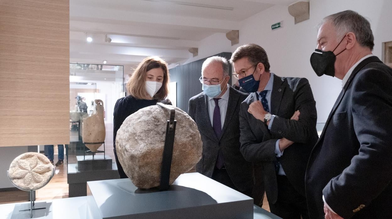 Desirée González, José Sánchez Bugallo y Alberto Núñez Feijóo, en la muestra