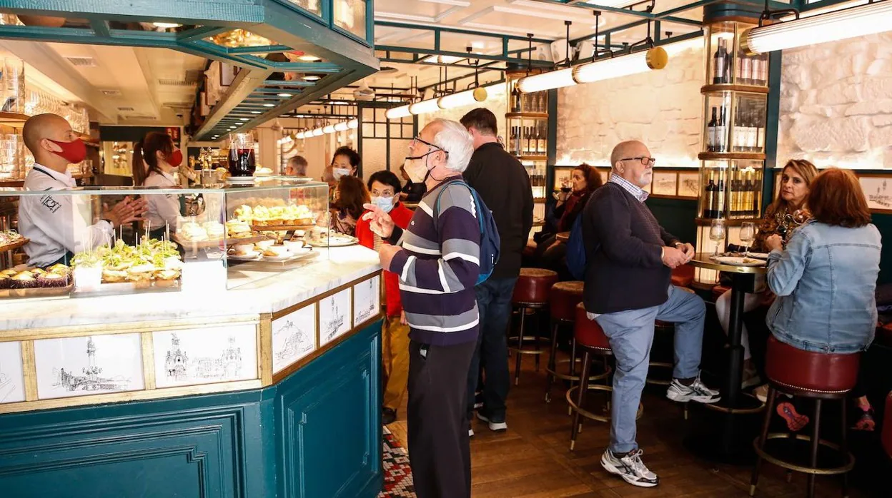 Varios clientes cumplen con las restricciones en un bar de la parte vieja de San Sebastián