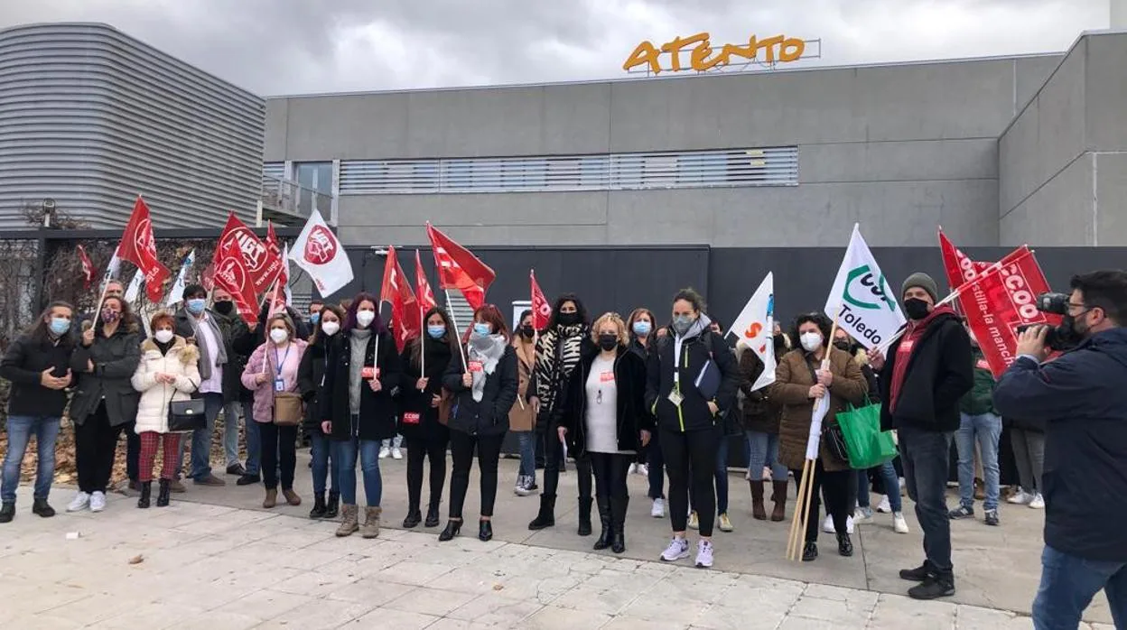 Trabajadores de Atento Toledo durante la concentración de este martes a las puertas de la empresa