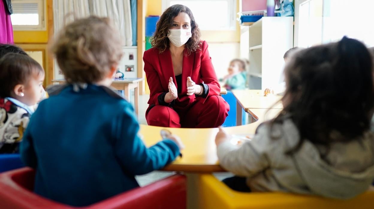 La presidenta regional, Isabel Díaz Ayuso, durante su visita a la escuela infantil Rocío Durcal, en Sanchinarro