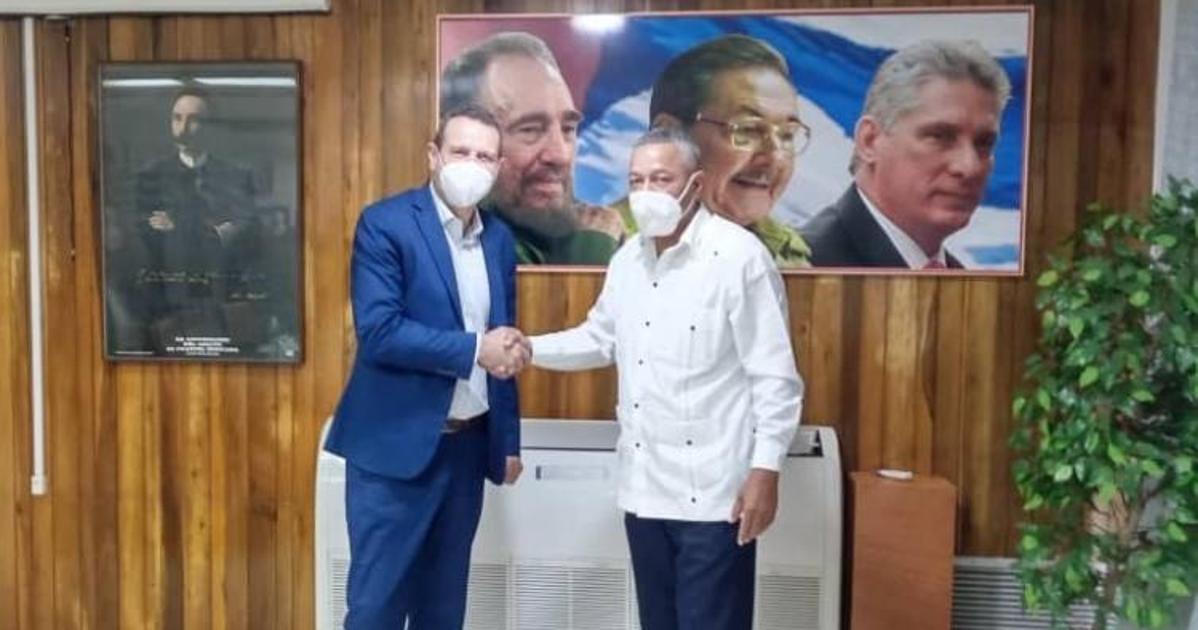 Julio Navalpotro (PSOE) y Ángel Alzugaray (PCC), en La Habana