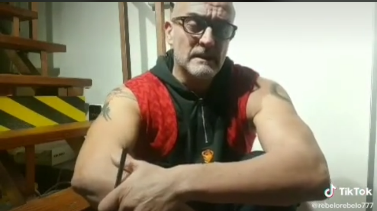 El agente de la Policía Local negacionista suspendido, en una imagen de su vídeo contra Puig