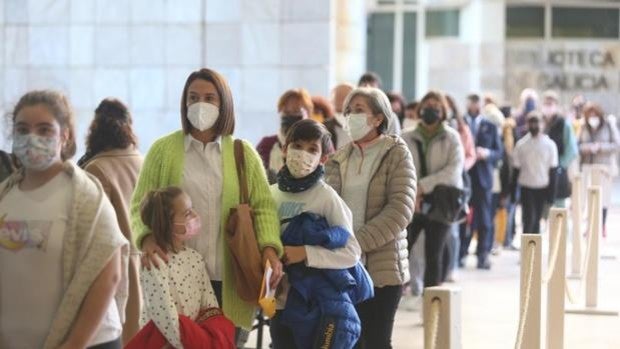 Coronavirus Galicia: Subida de medio millar en los contagios diarios por Covid, aunque se mantienen por debajo de los 5.000