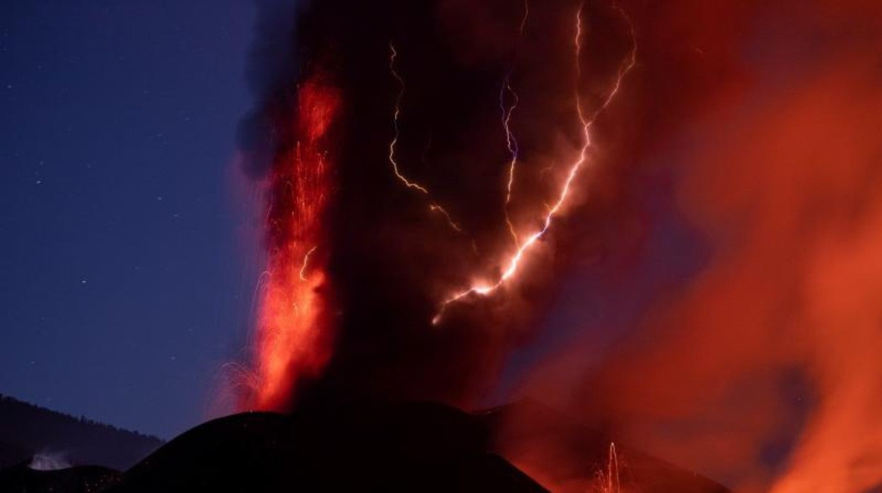 El cono y rayos volcánicos del Cumbre Vieja vistos desde El Paso