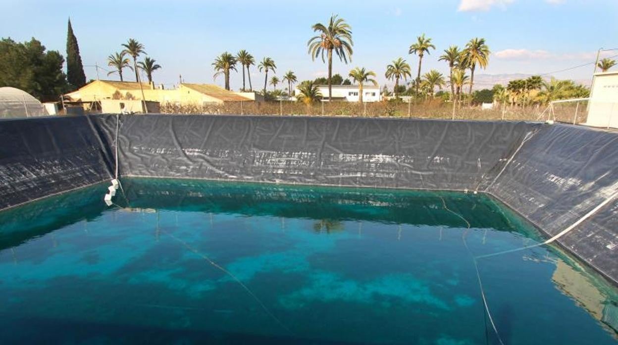 Embalse para regadío en el campo de Elche