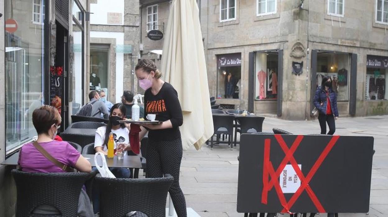 Una camarera en una terraza en Santiago de Compostela