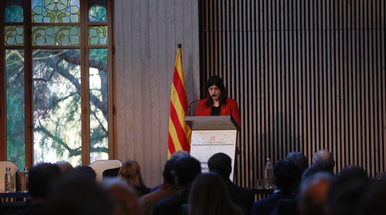 Gemma Geis, consejera autonómica de Universidades, hoy, durante la presentación de la jornada lingüística