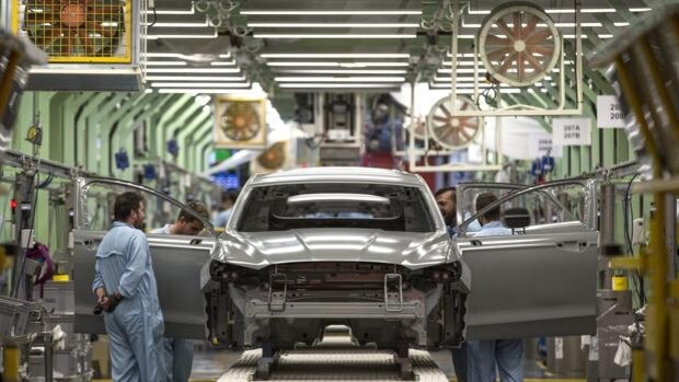 Los sindicatos de Ford pactan recortes con la firma para salvar del cierre a la factoría de Almussafes