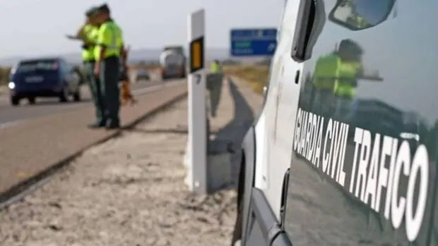 Muere un conductor de 60 años tras salirse de la vía y volcar su camión en Membrilla