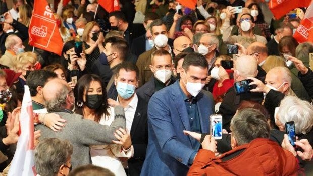 Sánchez pide a los progresistas que elijan la papeleta del PSOE por ser el único que garantiza el cambio