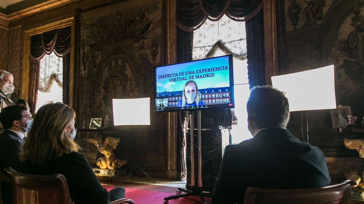 La delegada de Turismo, Almudena Maíllo, durante la presentación del nuevo servicio