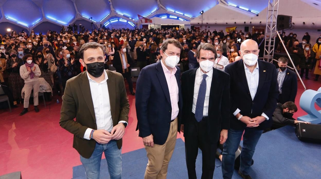 Conrado Íscar, Alfonso Fernández Mañueco, José María Aznar y Jesús Julio Carnero, en el acto electoral celebrado en la Cúpula del Milenio de Valladolid