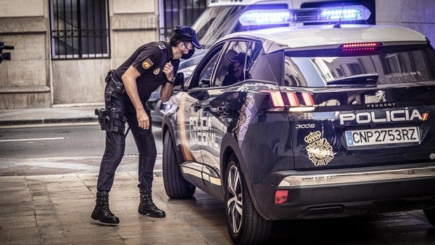 Un fugitivo europeo acaba detenido tras llamar a la Policía por un altercado en su local de Alicante