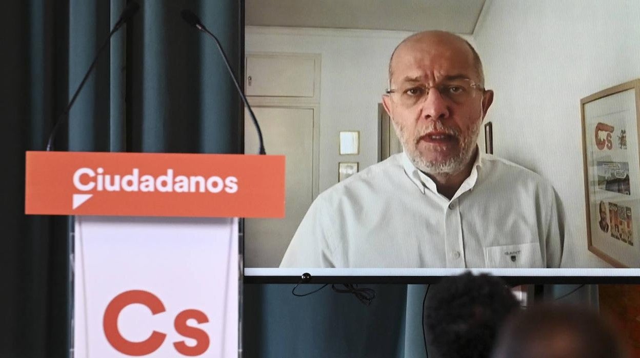 El candidato de Ciudadanos a la Presidencia de la Junta, Francisco Igea, participa por videoconferencia en Burgos