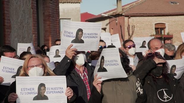 Cientos de personas claman por Esther López en un emotivo acto en la Plaza Mayor de Traspinedo