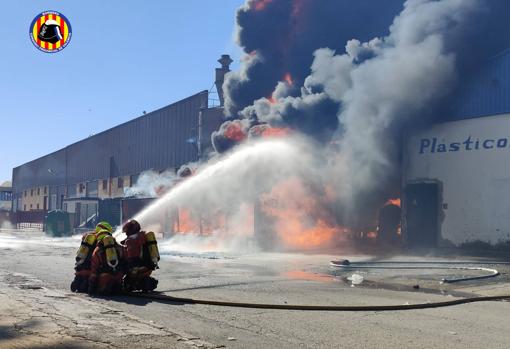 Un espectacular incendio arrasa una empresa de plásticos en Alcàsser