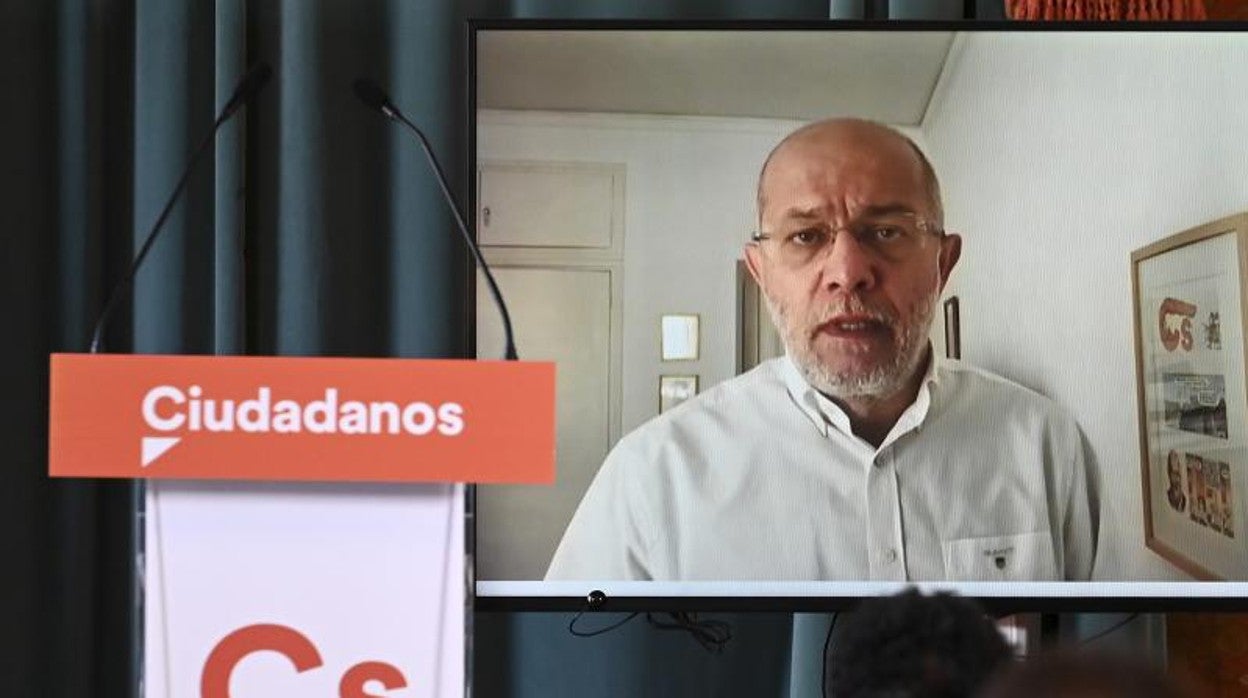 El candidato de Ciudadanos a la Presidencia de la Junta, Francisco Igea, a través de la pantalla