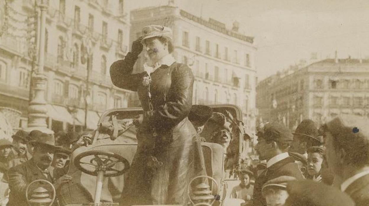 Madame du Gast, en su vehículo a su llegada al Hotel La Paix (en la Puerta del Sol), en octubre de 1905