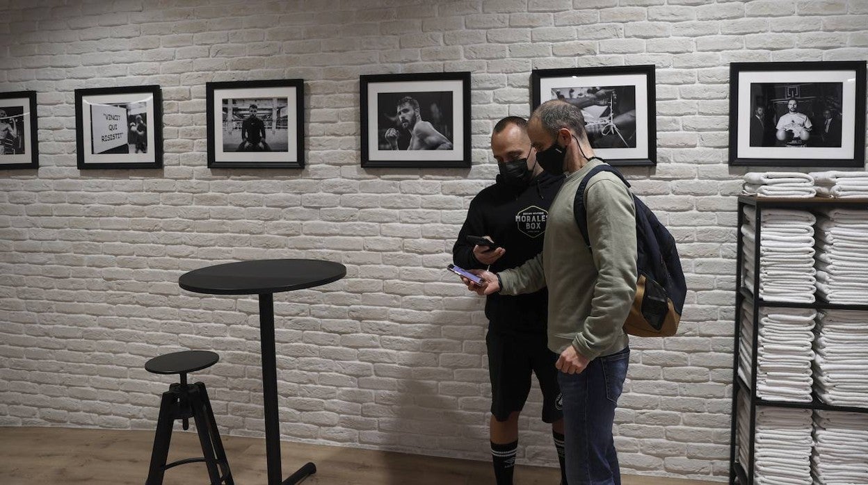 Un hombre muestra el pasaporte Covid para acceder a un gimnasio de Bilbao