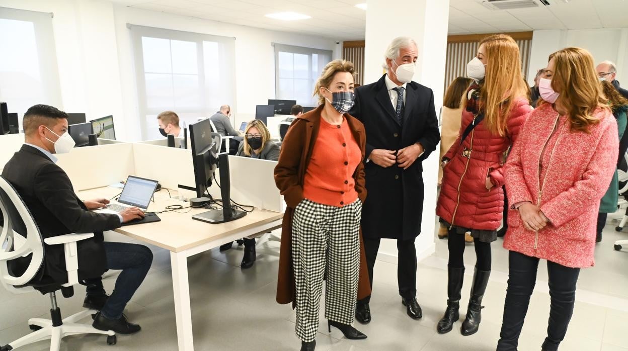 La minsitra de transportes, Raquel Sánchez (en el centro), durante la visita en Miranda de Ebro